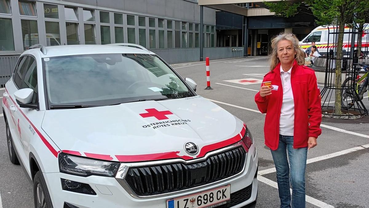 Elisabeth Eichner gönnt sich vor der Klinik in Innsbruck eine kurze Pause