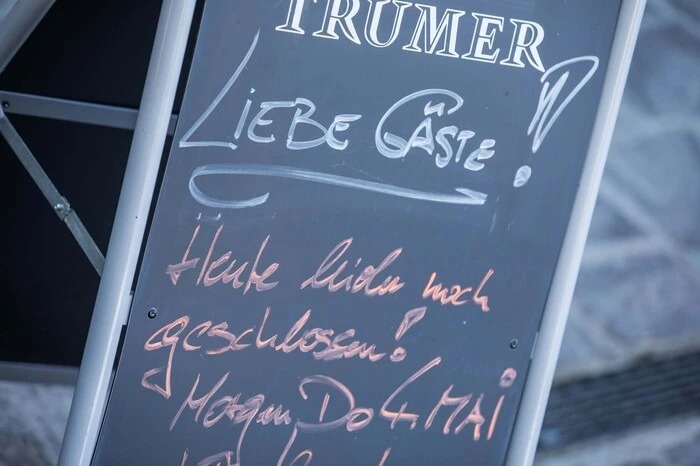 ... Das Strandcafé war eigentlich noch geschlossen, doch ganz offenbar fand hier eine private Feier statt ...