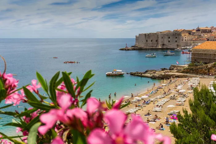 Banje Beach, Dubrovnik. Hören Sie ihn auch, den eingängigen Soundtrack der Serie „Game of Thrones“, wenn Sie an Dubrovnik denken? Serienfans können hier untertauchen. Immerhin ist dieser Kiesstrand einer der beliebtesten in Süddalmatien.
