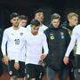 Die ÖFB-Spieler verlassen mit hängenden Köpfen das Stadion in Riga