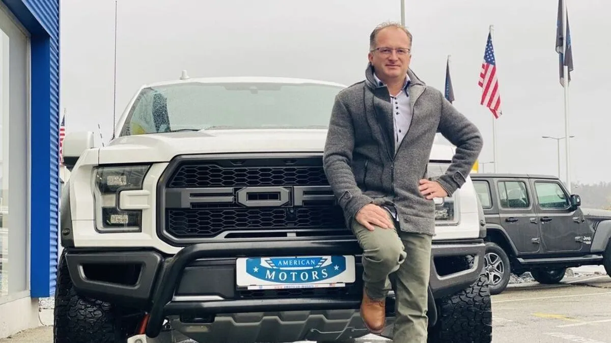 Gerhard Dier mit einem Ford Raptor