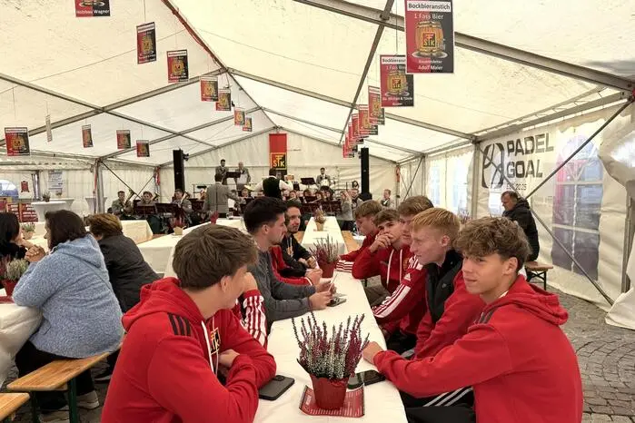 Im geräumigen und geschmückten Festzelt erwartete die vielen Gäste  beste Volksfestatmosphäre und ein abwechslungsreiches Live-Musikprogramm.