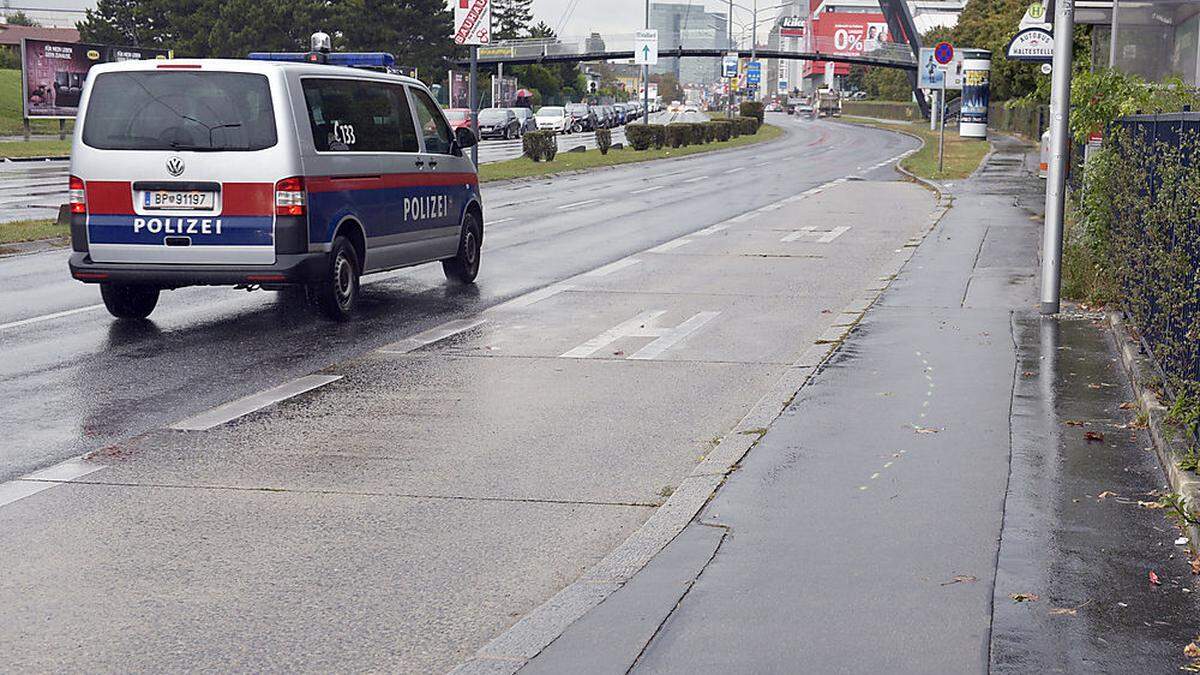 Eine 22-Jährige Frau ist Sonntagfrüh in Wien-Favoriten auf einem Gehweg von einem Pkw mit hoher Geschwindigkeit angefahren worden