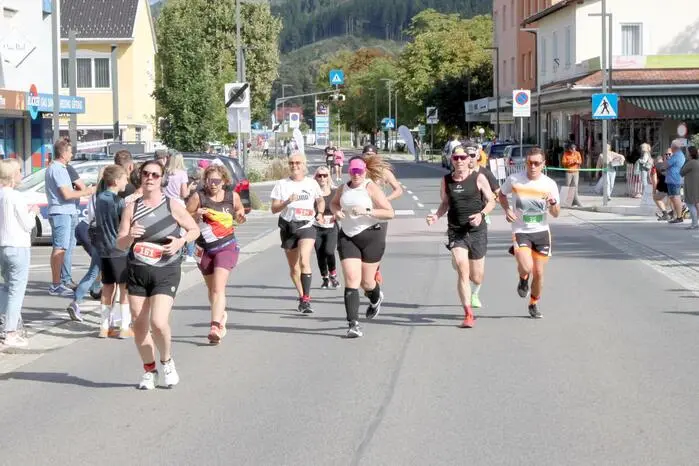 Und beim Fünf-Kilometer-Lauf hatten Nico Schratzer und Nicole Allacher die Nase vorne. Übrigens: Im 200 starken Starterfeld gesichtet wurden unter anderem Treibacher Industrie Aktiengesellschaft (Tiag)-Betriebsleiter Jürgen Eckhart, Werbeprofi Thomas Canori, Amtstierarzt Josef Leitner, Gymnasialprofessorin Nina Hammerschlag sowie Vizebürgermeister Michael Baumgartner. 