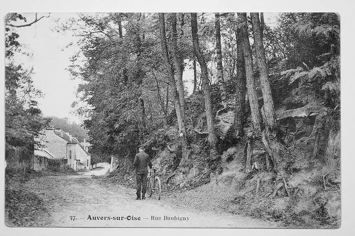 Diese Postkarte, die die Straße "Rue Daubigny" zeigt, stand am Anfang einer Spurensuche: Van Gogh verbrachte die letzten Lebensmonate in dem kleinen Ort Auvers-sur-Oise in der Nähe von Paris. Der wissenschaftliche Direktor des Van-Gogh-Institutes in Auvers, Wouter van der Veen,  bekam diese und andere Postkarten von einer alten Dame, die im Ort lebt.