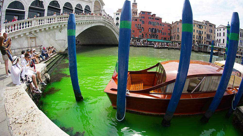 Einige Venezianer erinnerten sich an das Jahr 1968, als der Künstler Nicolás Garcia Uriburu aus Argentinien das Wasser des zentralen Kanals der Stadt grün einfärbte, um auf die Wasserverschmutzung hinzuweisen