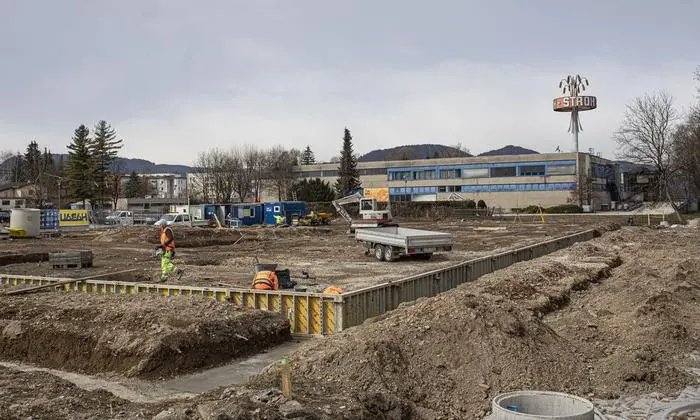 MPreis-Baustelle in der Klagenfurter Rosentaler Straße (im Hintergrund das Stroh-Gelände), vom März 2021