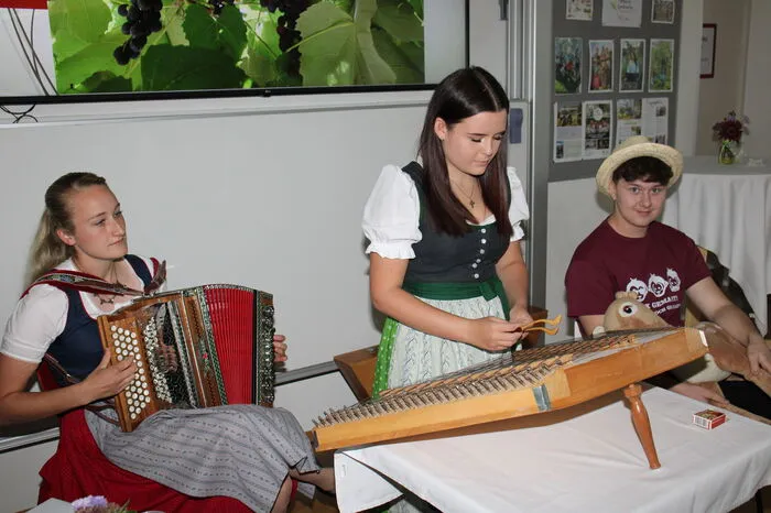 Zahlreiche ehemalige Schülerinnen und Schüler der Jubiläumsjahrgänge und Besucher konnten einen abwechslungsreichen Tag mit vielen Informationen und Programmpunkten genießen.