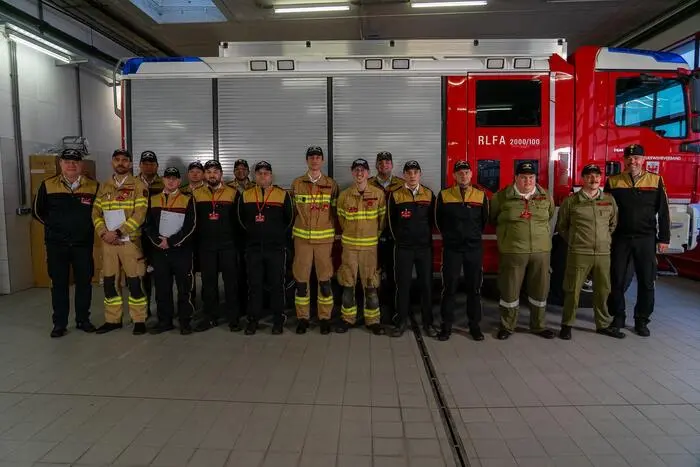 22 Feuerwehrmitglieder aus dem Bezirk Lienz bestanden die Funk-Leistungsprüfung in Bronze und trugen damit zur „Weißen Fahne“ für Osttirol bei