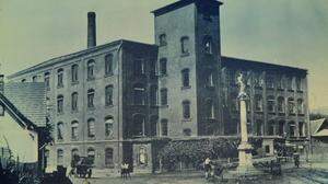Historische Ansicht der Fabrik um 1900. Äußerlich hat sich bis heute nicht viel geändert