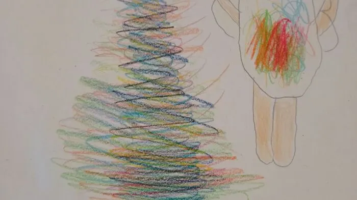 Hörst du das? Das Christkind klingelt mit seiner Glocke und hat die tollen Geschenke bereits unter den Christbaum gelegt. Luis Käfer (7) aus Villach-Warmbad hat das Christkind mit seinen großen weißen Flügeln, seinem bunten Gewand und seiner Glocke gezeichnet. Auch ein Christbaum darf natürlich nicht fehlen. Der siebenjährige hat den Baum sehr schön und bunt gestaltet.