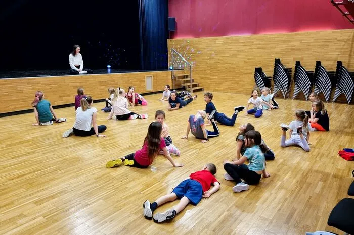 Sabine "Summy" Riegler erlernte mit den Kindern eine Choreografie-Einlage mit Hip-Hop und Akrobatikelementen.