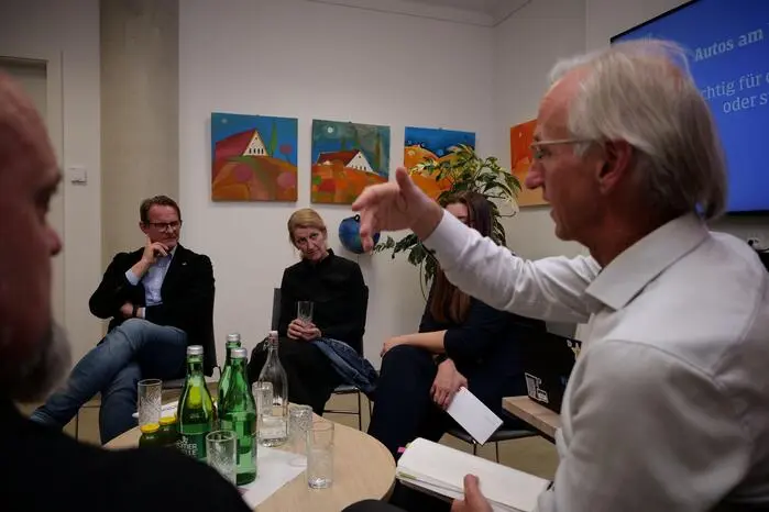 Redakteurin Livia Steiner führte durch den Abend und moderierte den Austausch zwischen Bürgermeister Marcus Martschitsch, Dietmar Peinsipp von der Einkaufsstadt Hartberg, Ulrike Stibor-Stark von „Stibor Schuhe“ und Grüne-Gemeinderat Christoph Wallner.