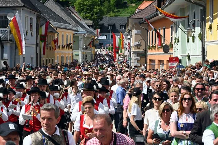 10.000 Besucher säumten die Straßen des Gurktale Ortes. Das Jubiläums-Kranzelreiten in Weitensfeld brach alle Rekorde: mehr Gäste als je zuvor, schauten bei Ritt und Lauf zu. Der Sieger des Wettlaufs durfte erstmals nach 25 Jahren wieder eine Jungfrau aus Fleisch und Blut küssen.