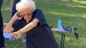 Elfriede Fuchs beim Kugelstoßen kurz nach ihrem 103. Geburtstag