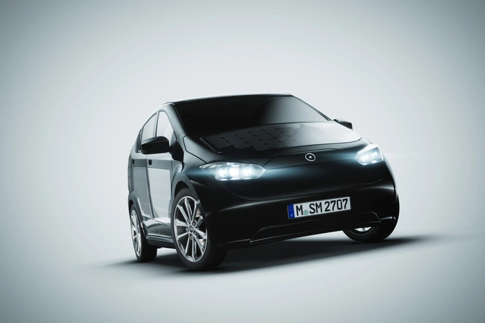 Clever ist auch das System namens „biSono“: Es erlaubt es dem Betreiber, den Strom aus der Batterie des Fahrzeugs zu entnehmen und weiteren Nutzern anzubieten. Mit einem Output von 6,6 kW lassen sich auch andere Elektroautos, aber auch Haushaltsgeräte laden.