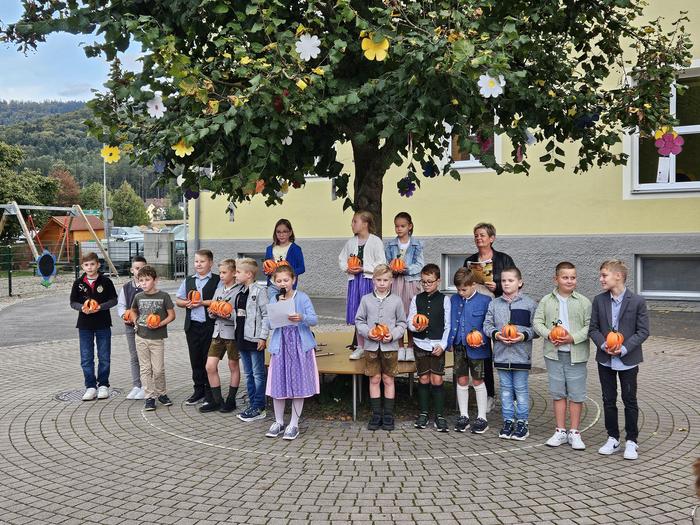 Die Drittklässler der Volksschule Arnfels feierten ein gelungenes Kürbisfest