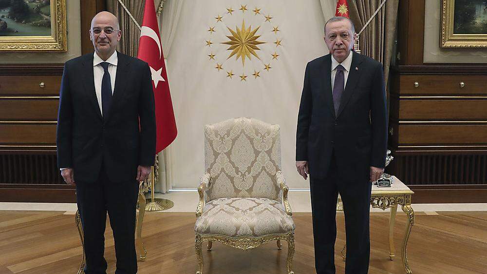 Bei Erdogan waren die Sessel wieder einmal knapp: Der griechische Außenminister musste aufs Sofa - sein türkischer Amtskollege aber auch