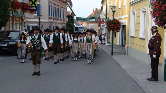 175 Kameradinnen und Kameraden des Bereichsfeuerwehrverbandes Deutschlandsberg versammelten sich am Wochenende am Marktplatz in Schwanberg. Grund dafür war der zweite Bereichsfeuerwehrtag, der zu Ehren des 140-jährigen Bestehens der Freiwilligen Feuerwehr Schwanberg veranstaltet wurde.