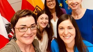 Absolute Frauenmehrheit in der Regierung mit Beate Prettner, Christina Patterer, Brigitte Truppe-Bürger, Sara Schaar und Gaby Schaunig (von links vorne)