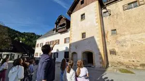 Bürgermeisterin Klaudia Stroißnig führte die Mädchen zweier Volksschulklassen durch ihre Gemeinde