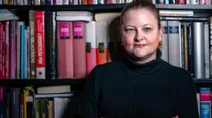 Warum sollten sich Frauen entromantisieren? Beatrice Frasl findet, sie schadet Frauen nachhaltig. 