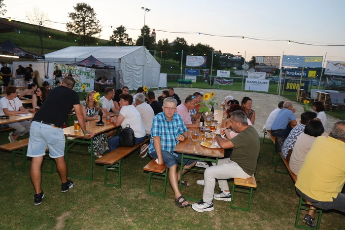 Die 111 Mitglieder der Landjugend konnten an diesem romantischen Abend etwa 800 Gäste begrüßen