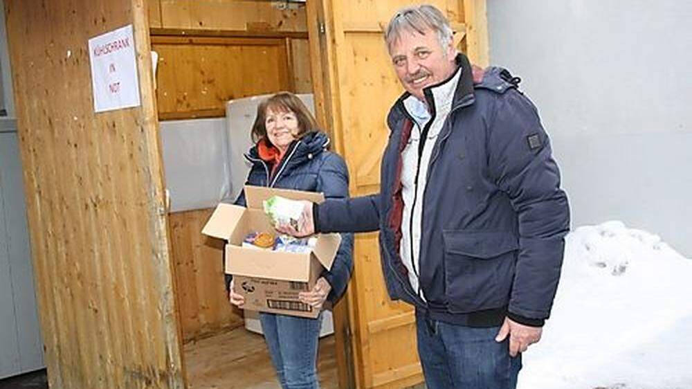 Giselinde Seidlinger mit Peter Pletz bei der Erstbefüllung des Kühlschranks hinter dem Reichenfelser Vereinshaus