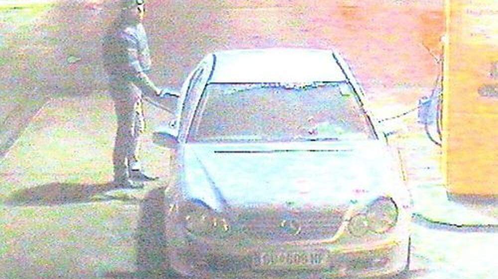 Die Polizei sucht diesen Mercedes-Fahrer