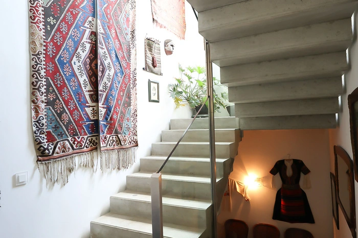 Das Haus wurde in enger Zusammenarbeit von Hausherrin Elisabeth Benndorf-Lang mit der Architektin Anna Margarita Pichler geplant. Es hat 240 Quadratmeter Wohnfläche und wurde von 2008 bis 2009 auf einem 730 Quadratmeter großen Hanggrundstück errichtet.