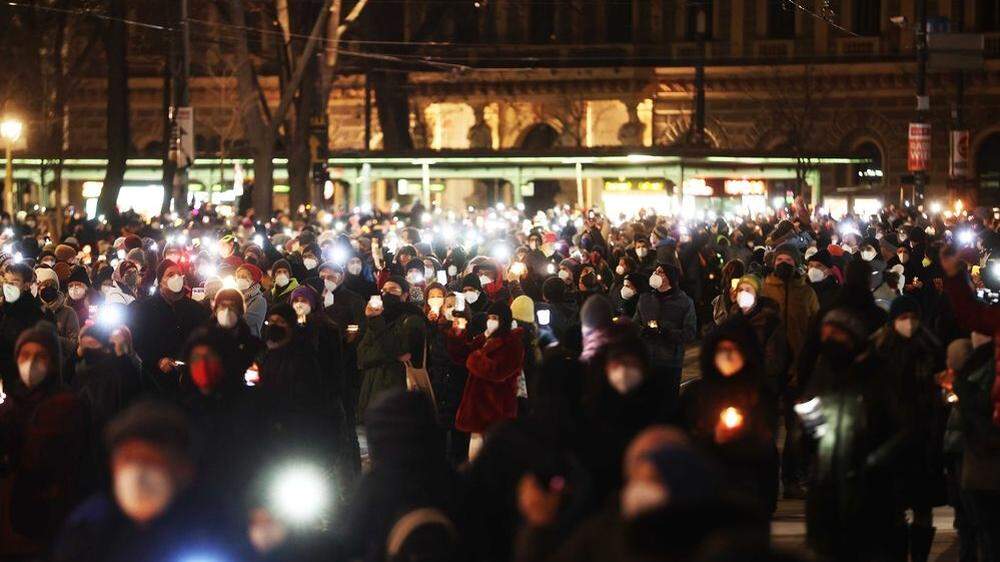 #yeswecare: Beim Gedenk-Lichtermeer für die Corona-Opfer in Wien waren laut Polizei bis zu 40.000 Menschen dabei