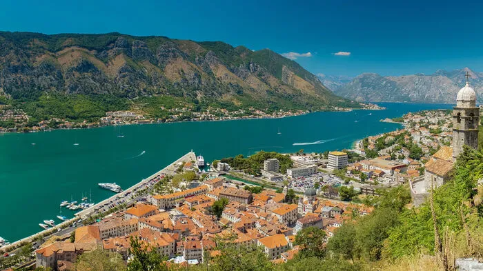 Die Bucht von Kotor ganz von oben sehen: Entlang der Straßen, die ringsum ins Karstgebirge führen, warten viele Aussichtsplattformen, die berauschende Panoramen freigeben. Die ganze Geschichte lesen Sie hier
