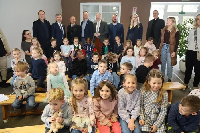 Die Kindergartenkinder umrahmten die Feier musikalisch