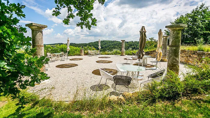 Versteckt im Südburgenland, mit tollem Ausblick schuf Bernhard Haanl auf zehn Hektar einen Schaugarten mit stillen Gartenräumen, mit Elementen von antiken Steinen bis zu modernen Kunstwerken.