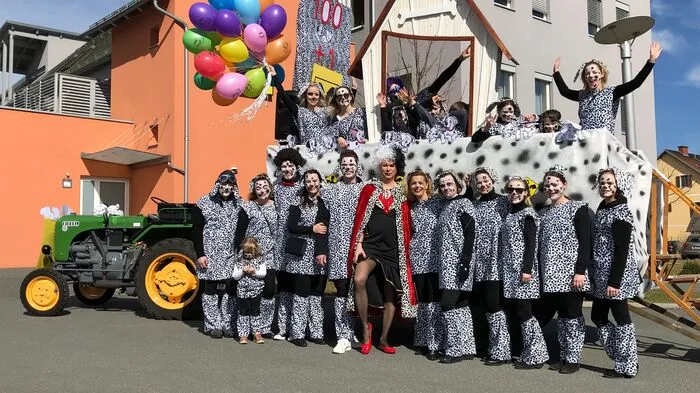 Die Raiffeisenbank Gleinstätten-Leutschach war beim großen Faschingsumzug in Gleinstätten als "101 Dalmatiner" dabei.