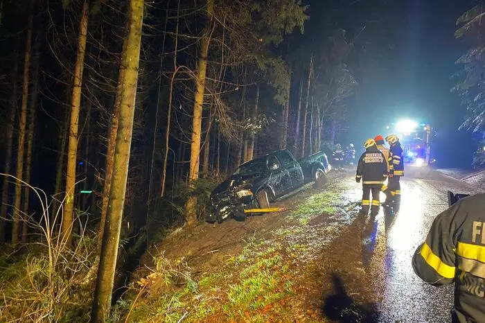 Der Fahrer eines Pick-ups war mit seinem Auto gegen einen Baum geprallt - vom Fahrer fehlte allerdings jede Spur...