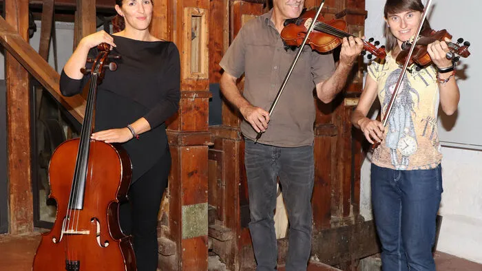 Das Trio "KmZero" aus San Daniele in Friaul in der Kunstmühle in Himmelberg von Links: Chiara Nigris mit ihrer einzigartigen Stimme und am Chello, Bandleader Giulio Venier (Geige & Flöte) und Giulia Andreetto (Geige).