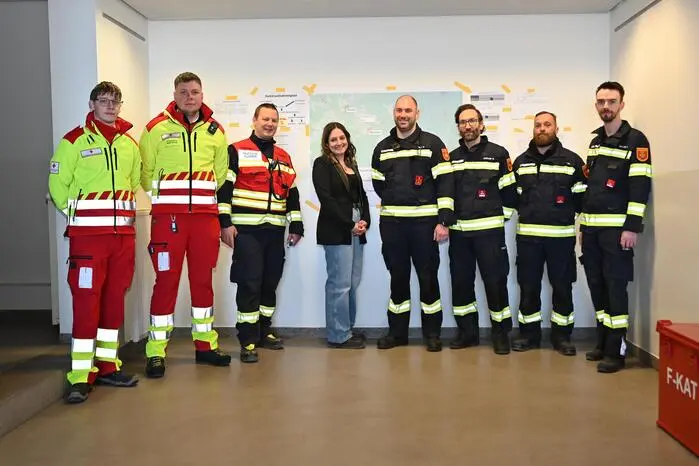 Im Bild v. l.:

Zwei Vertreter vom Roten Kreuz, Bernhard Schneider, Sophie Polzer Vizebürgermeisterin, Raffael Kalt, Steller Kurt, Christof Genser, Bauer Florian.
