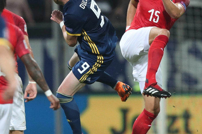 Sebastian Prödl 2 Versuchte sich mit wechselndem Erfolg in seiner Rolle als lautstarker Abwehrchef. Spielte bisweilen genaue Pässe in die Spitze, ließ aber in der Defensive zu viel zu. War beim Gegentor nur Mitläufer.