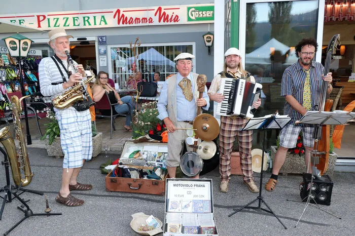 Live-Musik von der  Gruppe "MOTOVIDLO" aus Prag ist zu hören!