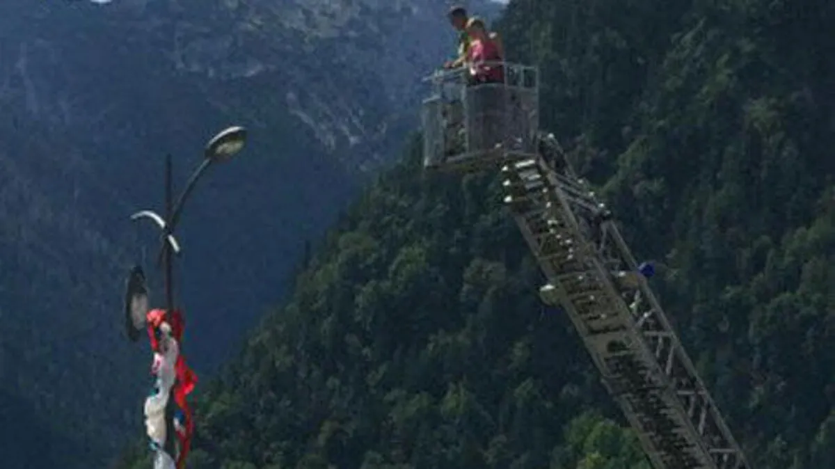 Der Paragleitschirm verhedderte sich in der Straßenlaterne