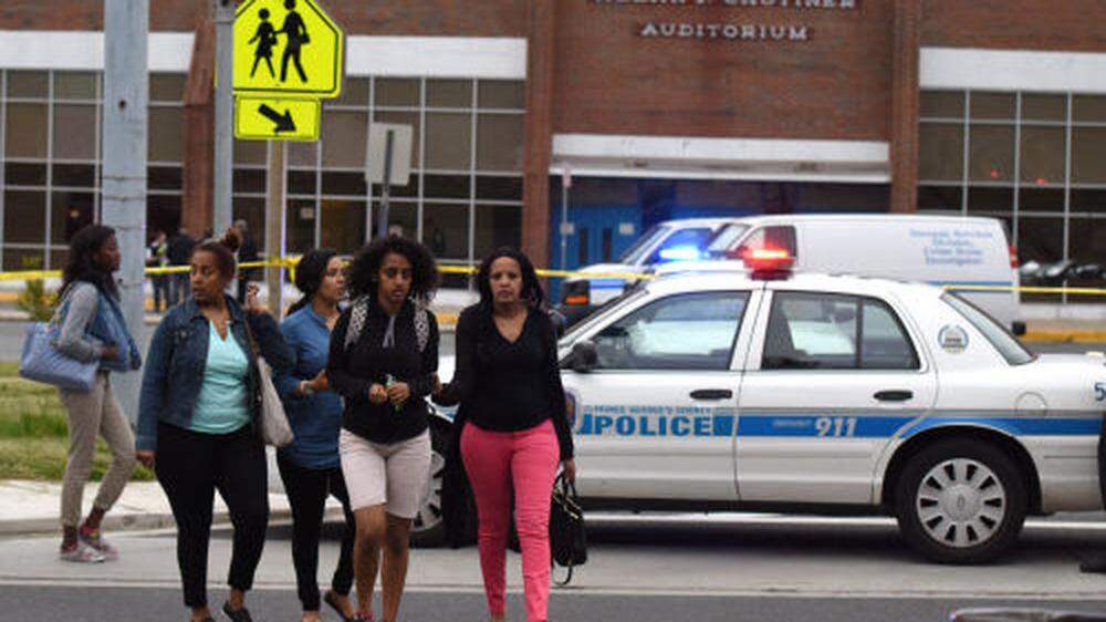 Vor der High Point High School in Beltway wurde eine Frau getötet
