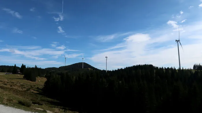 So würden die Windräder am Hubereck von der Größe her aussehen. Die Bilder stammen vom Windpark Freiländeralm.