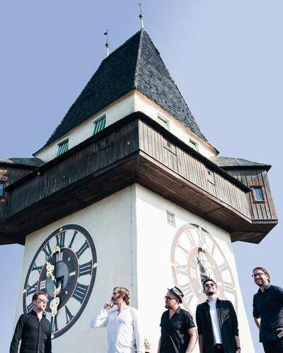 Die Band „Rote Augen“ vor dem Uhrturm in Graz
