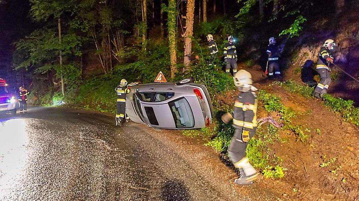 Die Feuerwehr Landscha bei den etwas schwierigen Bergungsarbeiten