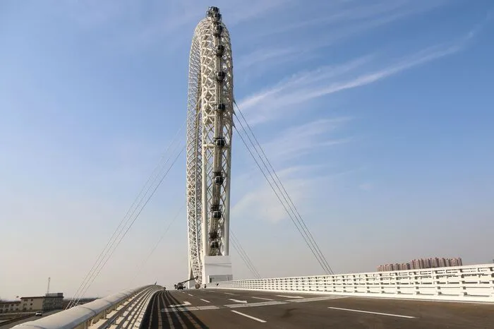 Es ist 145 Meter hoch und hat einen Durchmesser von 125 Metern.