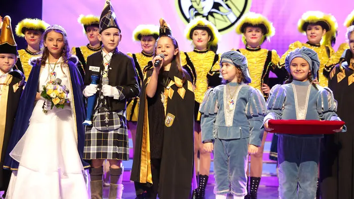Prinzessin Valentina II (Valentina Rauter), Prinz Gaudelius LIII (Luca Pernstich) und Minikanzlerin Valentina Prosen mit „Gefolge“
