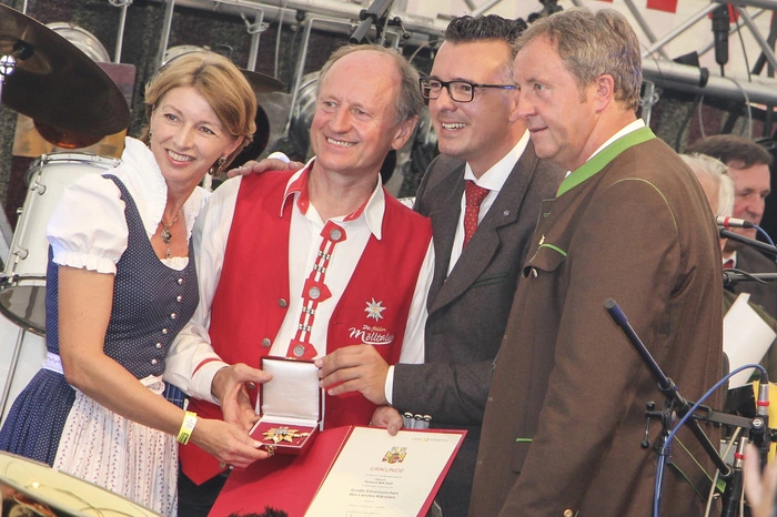 Es regnete Auszeichnungen, unter anderem das Ehrenzeichen des Landes Kärnten für Josef Ladinig und das große Ehrenzeichen für Huby Mayer. Am Foto: Landeshauptmann-Stellvertreterin Gaby Schaunig, Mayer, Landesrat Gernot Darmann und Landtagsabgeordneter Ferdinand Hueter.