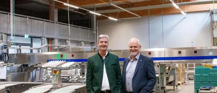 Die beiden Geschäftsführer Karlheinz Uhl und Dieter Lugitsch (r.) freuen sich über die neue Sortieranlage bei DLS Eierlogistik in Nestelbach