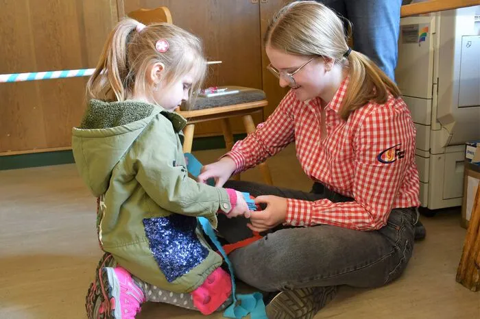 Am Palmsamstag unterstützt die Landjugend aber auch die Kinder aus dem Ort ihre Palmstangen fertigzustellen.